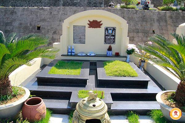 Mộ xây gạch kết hợp sân bao quanh